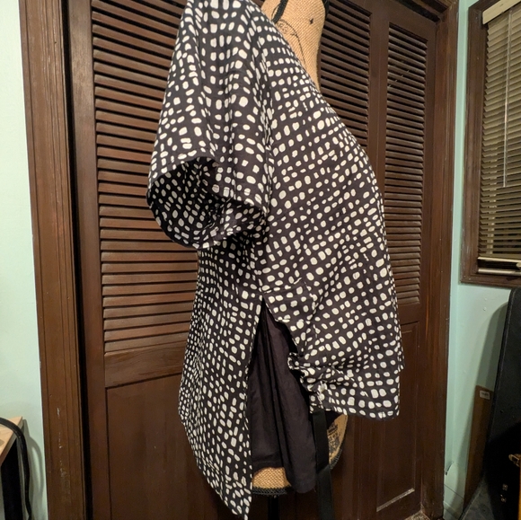 Black and White Women's Top - Picture 3 of 12